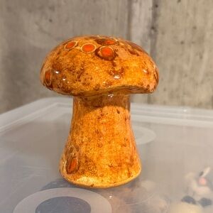 Vintage shaker mushroom